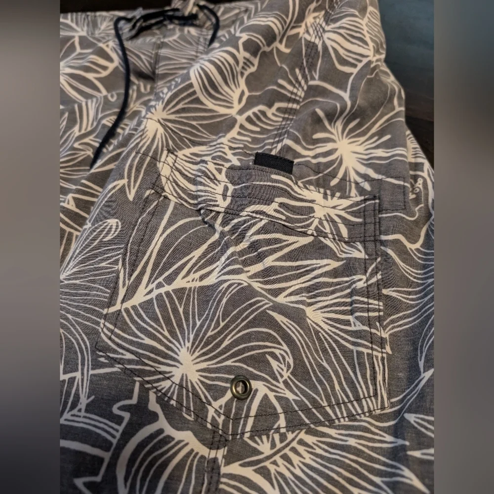 JCrew Swim Trunks, Mens 36. Grey/White Aloha Pattern.